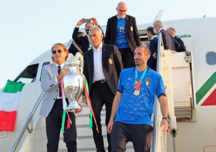 Italia campione d'Europa, gli Azzurri atterrano a Fiumicino con la coppa